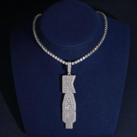 Colgante de diamante sintético de oro de 14k con engaste de panal personalizado