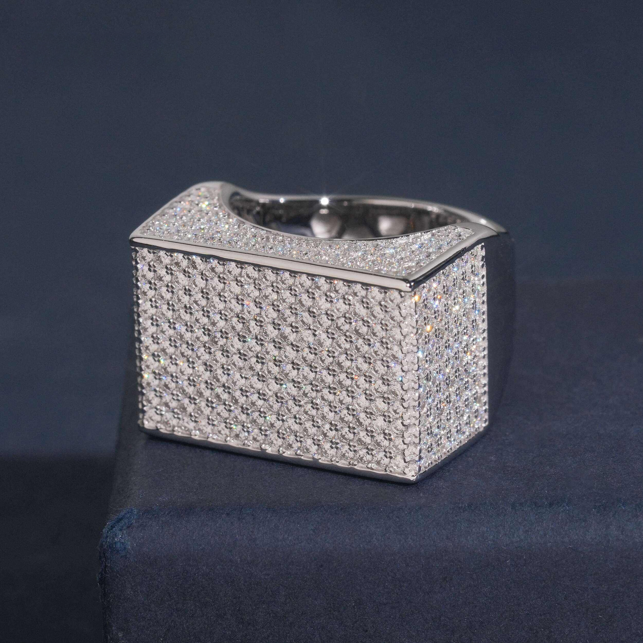 Anillo de oro de 14k con diamante de laboratorio y pavé rectangular
