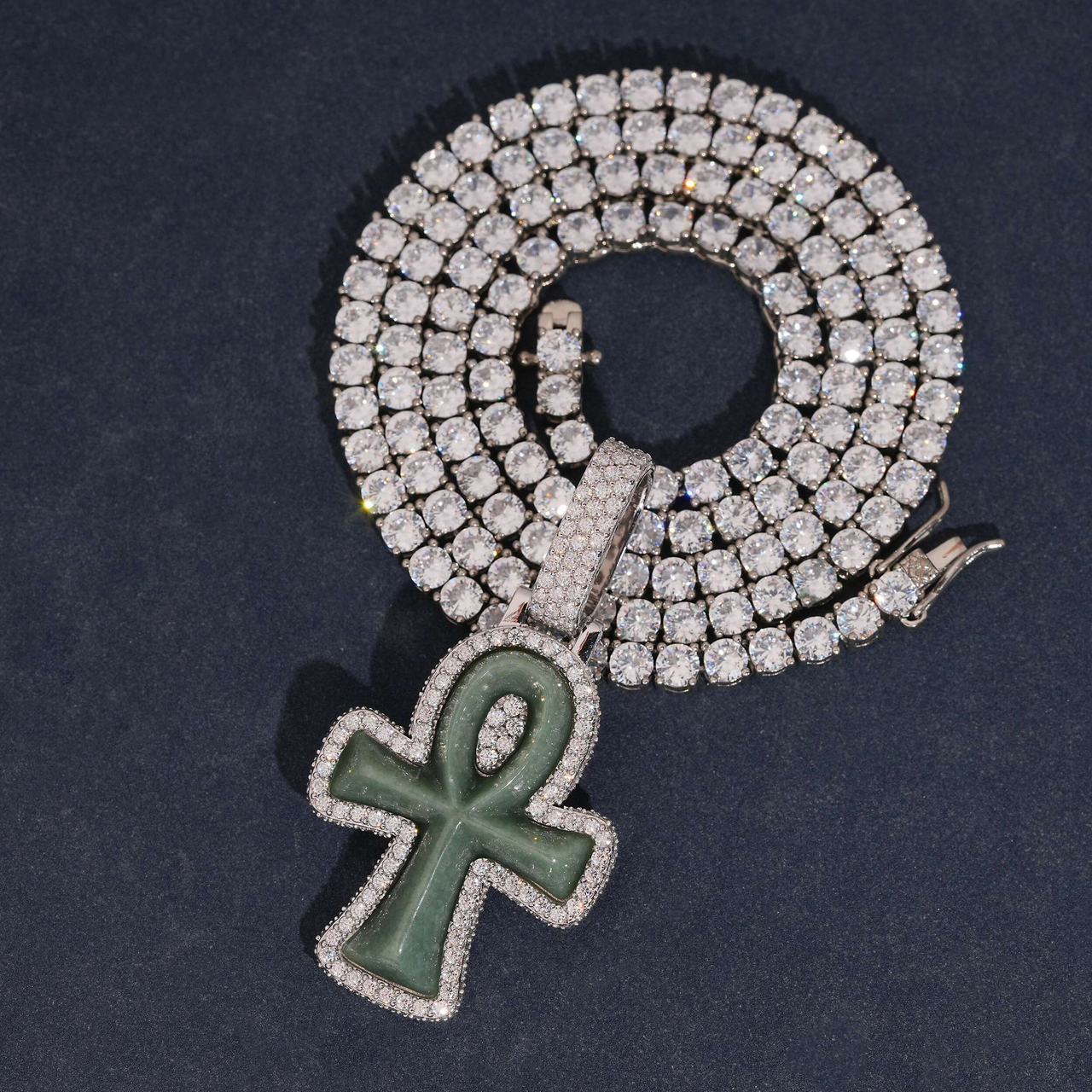 Colgante Anj de Jade con Diamantes Creados en Laboratorio – Oro de 14k