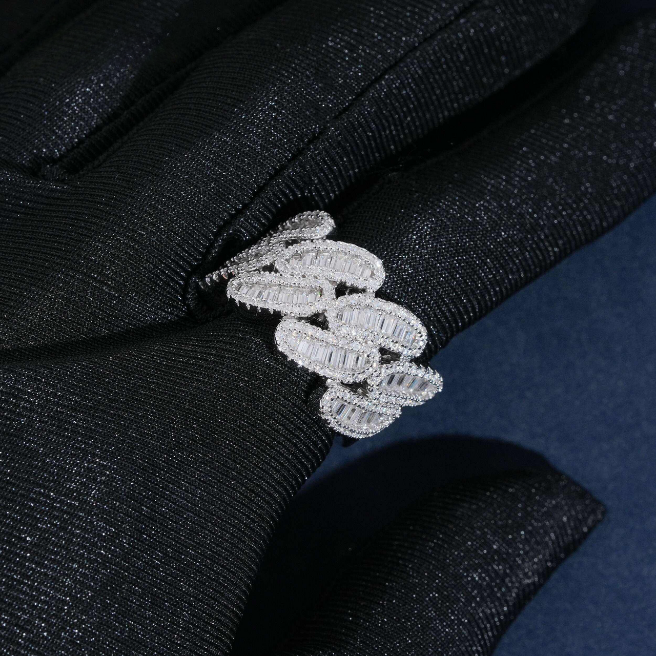 Anillo de eslabones cubanos trenzados tipo baguette con diamantes de laboratorio – Oro de 14k
