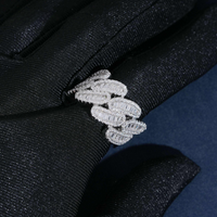 Anillo de eslabones cubanos trenzados tipo baguette con diamantes de laboratorio – Oro de 14k