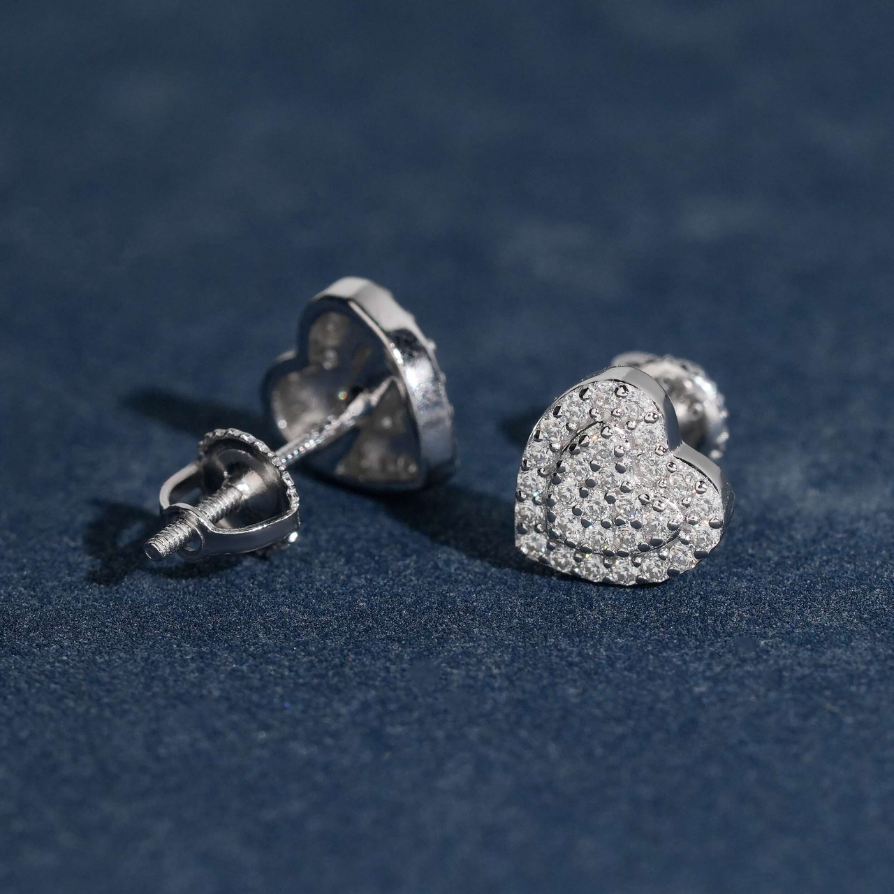 Pendientes de botón en racimo de corazón con diamantes cultivados – Oro de 14k