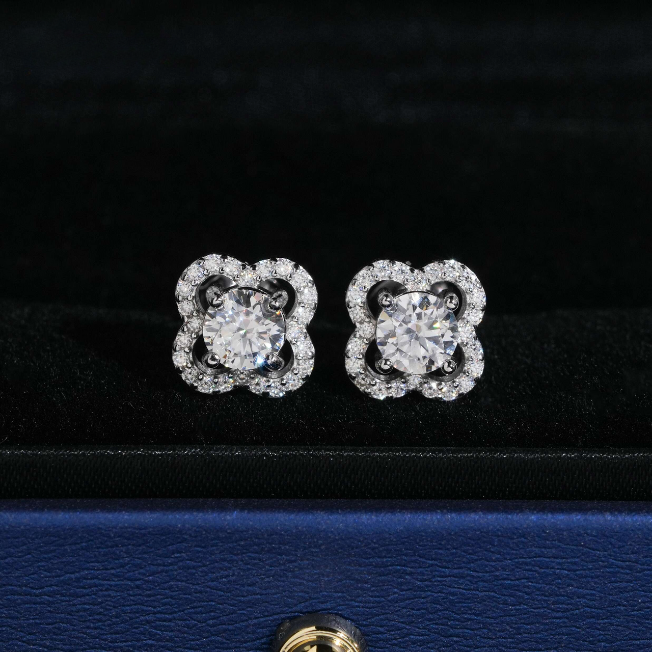 Pendientes de racimo de flores redondas con diamantes de laboratorio – Oro de 14k