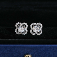 Pendientes de racimo de flores redondas con diamantes de laboratorio – Oro de 14k