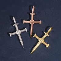 Colgante de cruz con espada y diamantes de laboratorio – Oro de 14k