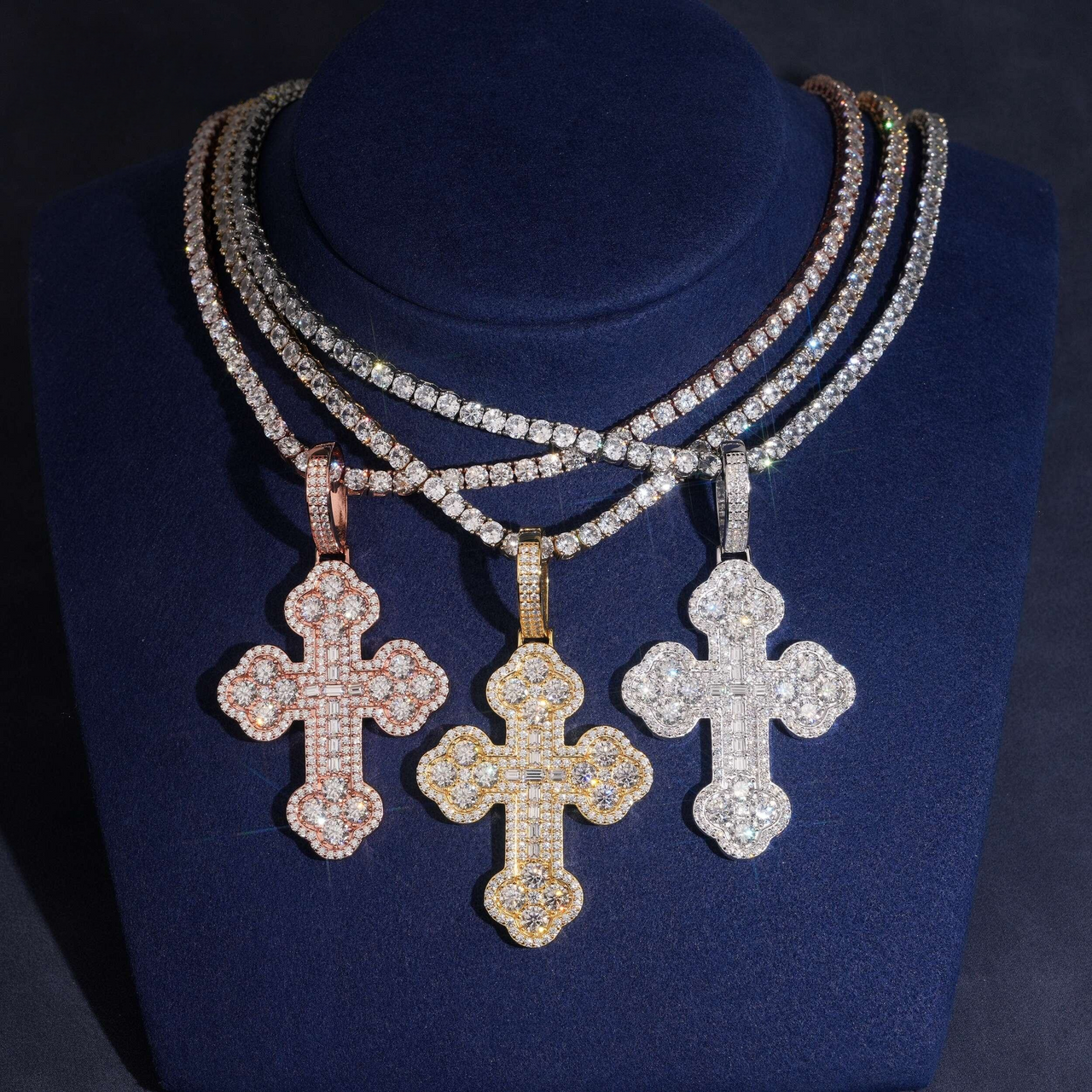 Colgante de Cruz Adornado con Diamantes de Laboratorio de Tallas Baguette y Redonda – Oro de 14k