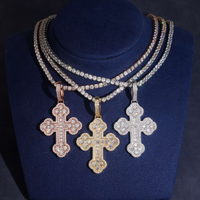 Colgante de Cruz Adornado con Diamantes de Laboratorio de Tallas Baguette y Redonda – Oro de 14k
