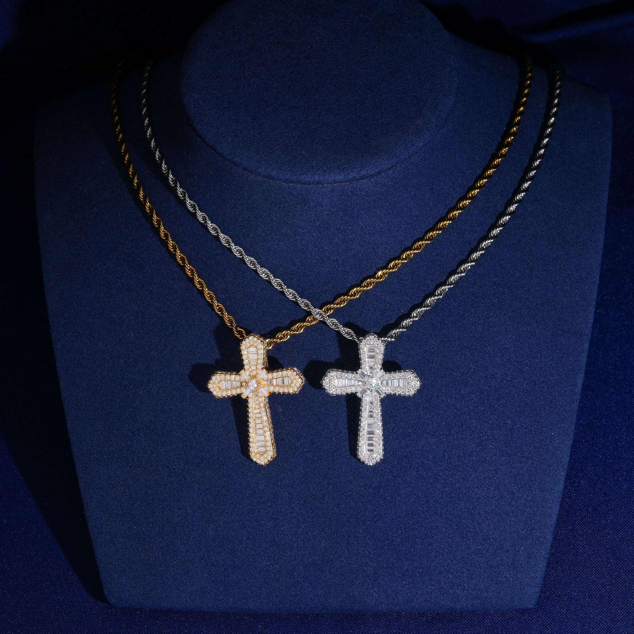 Colgante Cruz de Baguette con Diamantes de Laboratorio – Oro de 14k