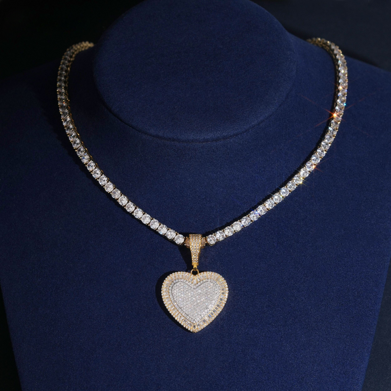 Colgante de corazón con diamantes de laboratorio talla baguette – Oro de 14k