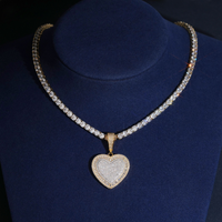 Colgante de corazón con diamantes de laboratorio talla baguette – Oro de 14k