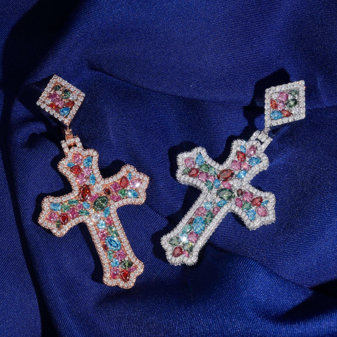 Dije de cruz multicolor con diamante de laboratorio – Oro de 14k