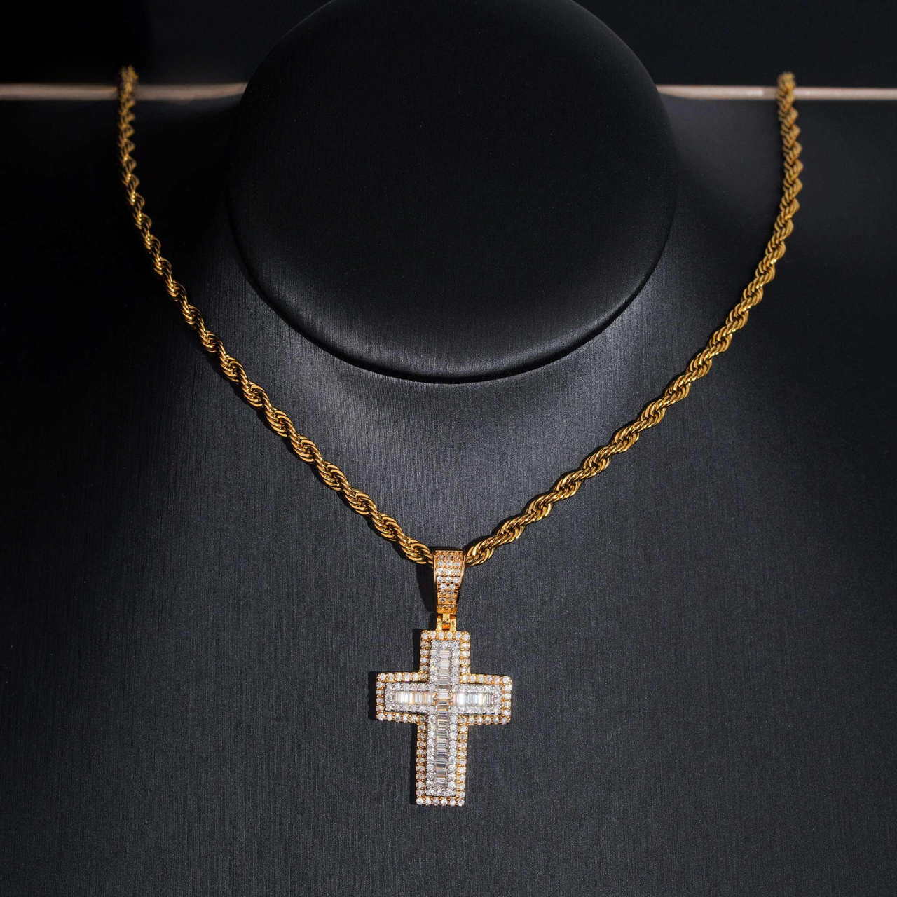 Colgante de cruz ornamentado con diamantes de laboratorio talla baguette y brillante – Oro de 14k