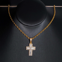Colgante de cruz ornamentado con diamantes de laboratorio talla baguette y brillante – Oro de 14k