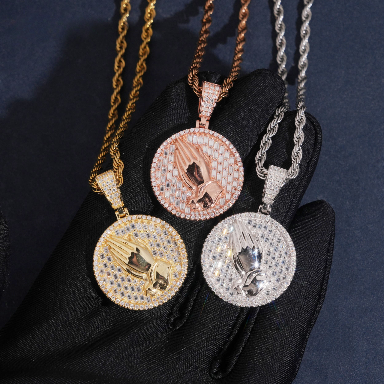 Dije Redondo Manos Orando con Diamante Creado en Laboratorio – Oro de 14k