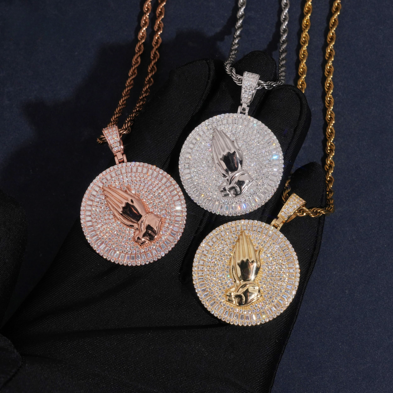 Colgante redondo de manos orando con diamantes de laboratorio – Oro de 14k