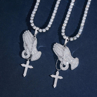 Colgante de Rosario de Manos Orando con Diamante de Laboratorio – Oro de 14k