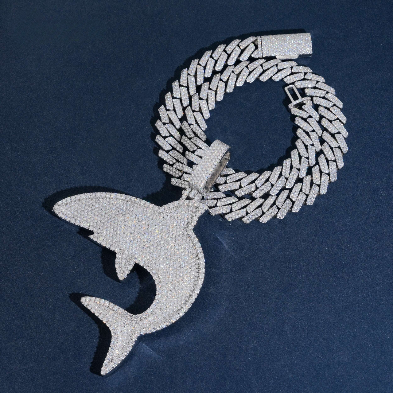 Colgante de Tiburón con Diamante Creado en Laboratorio – Oro de 14k
