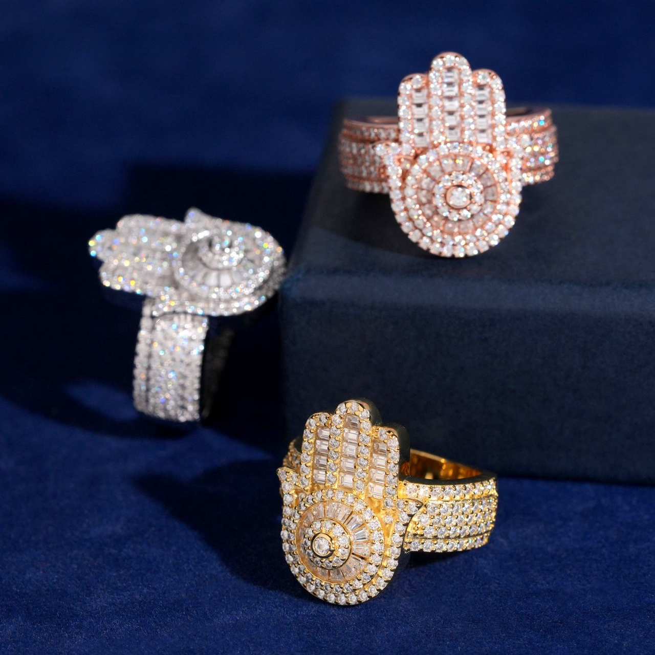 Anillo con diamantes de laboratorio tipo baguette y pavé con diseño de mano de Fátima – Oro de 14k