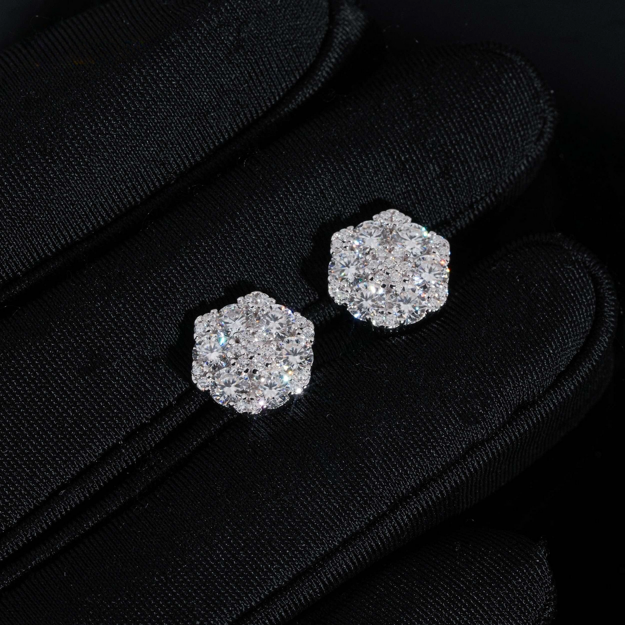 Pendientes de botón redondos con forma de racimo de flores y diamantes cultivados en laboratorio – Oro de 14k