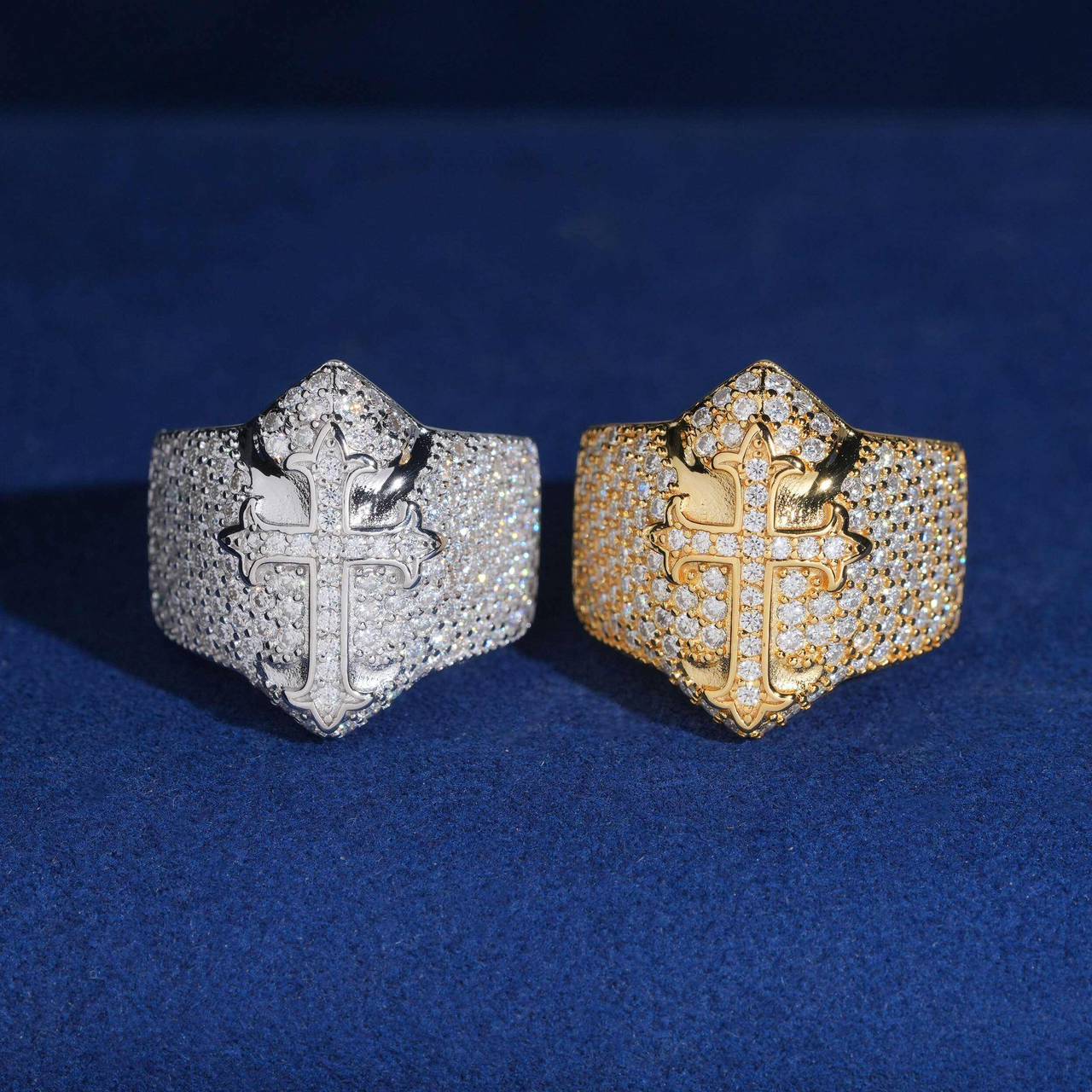 Anillo con pavé de laboratorio y cruz ornamentada en oro de 14k