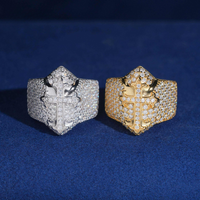 Anillo con pavé de laboratorio y cruz ornamentada en oro de 14k