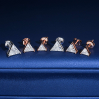 Pendientes de botón con corte triangular de diamante cultivado – Oro de 14k