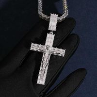 Colgante Crucifijo Jesús con Diamantes de Laboratorio Baguette – Oro de 14k