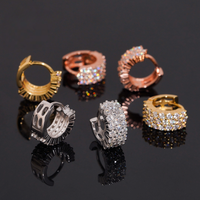 Pendientes de aro Huggie pavé de oro de 14k con diamantes cultivados