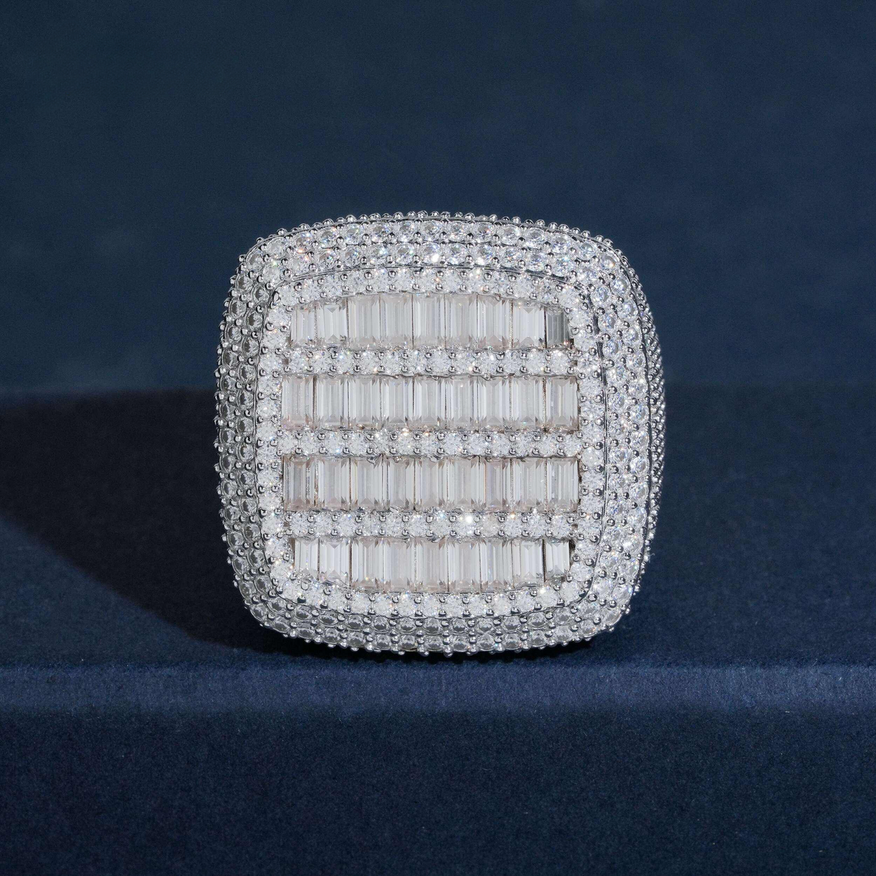Anillo de diamantes de laboratorio en oro de 14k con grupo de baguettes cuadrados