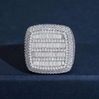 Anillo de diamantes de laboratorio en oro de 14k con grupo de baguettes cuadrados