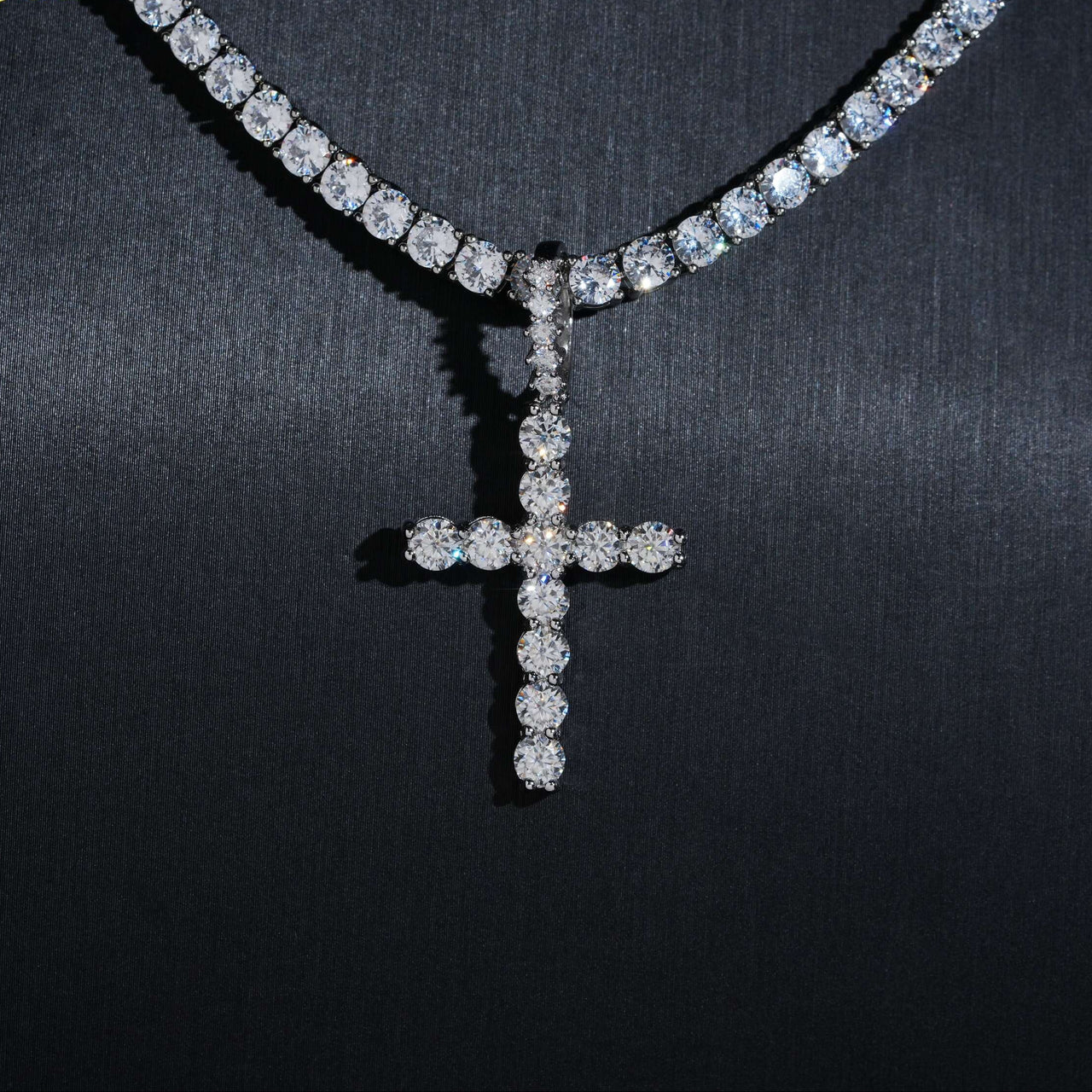 Colgante Grande de Cruz con Puntero de Diamante de Laboratorio – Oro de 14k