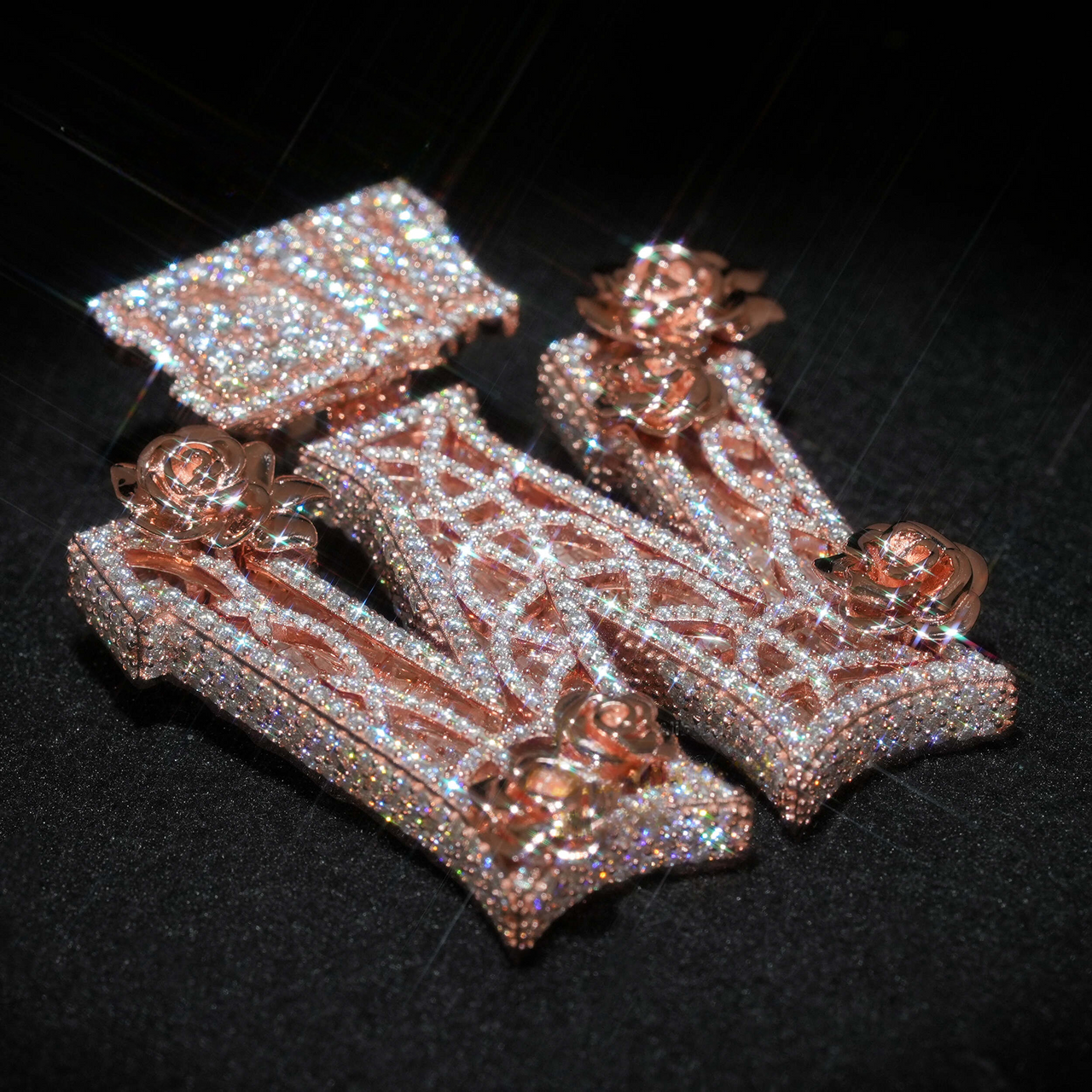 Colgante Personalizado de Letra Rosa con Diamante de Laboratorio – Oro de 14k