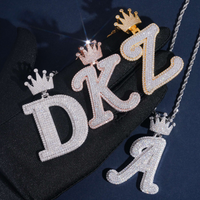 Dije de letra con corona pesada de diamante cultivado – Oro de 14k