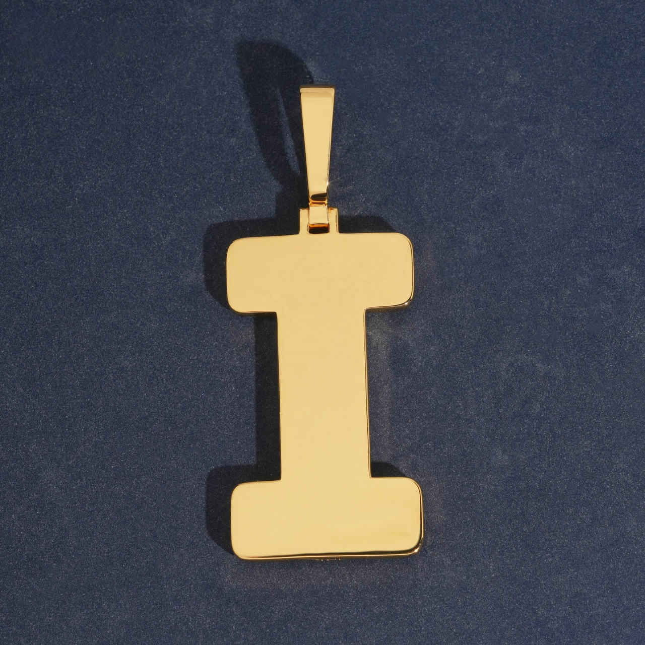 Colgante con letra en forma de panal de abeja grueso con diamantes de laboratorio – Oro de 14k