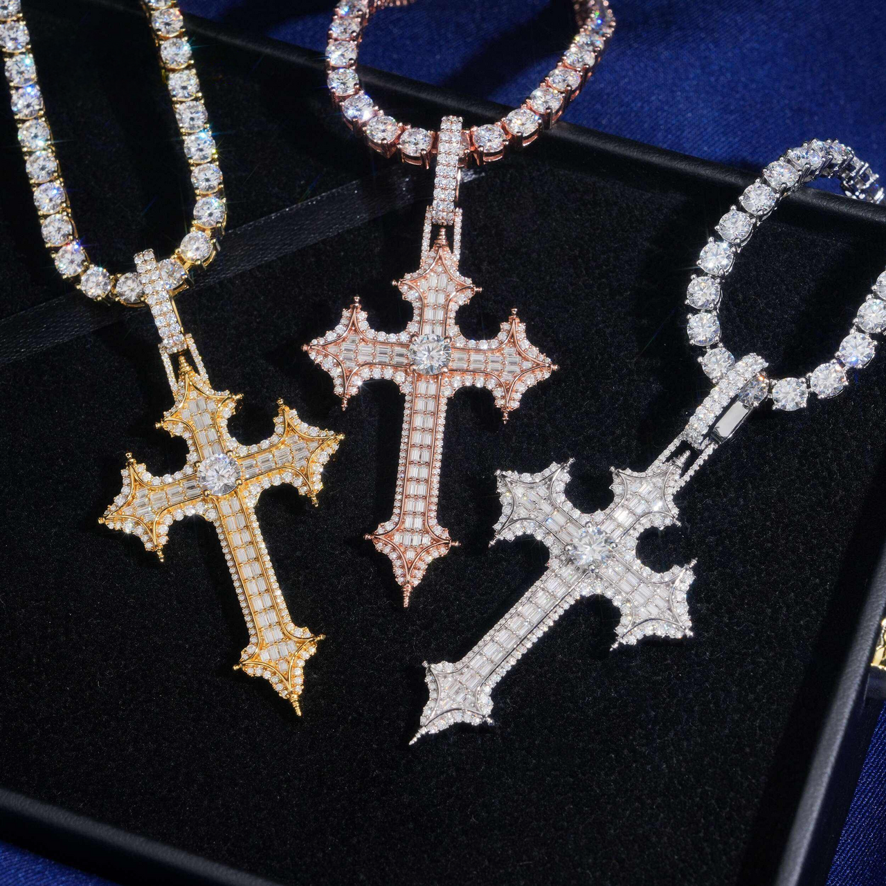 Dije de cruz con baguettes ornamentados de oro de 14k y diamantes de laboratorio sólidos