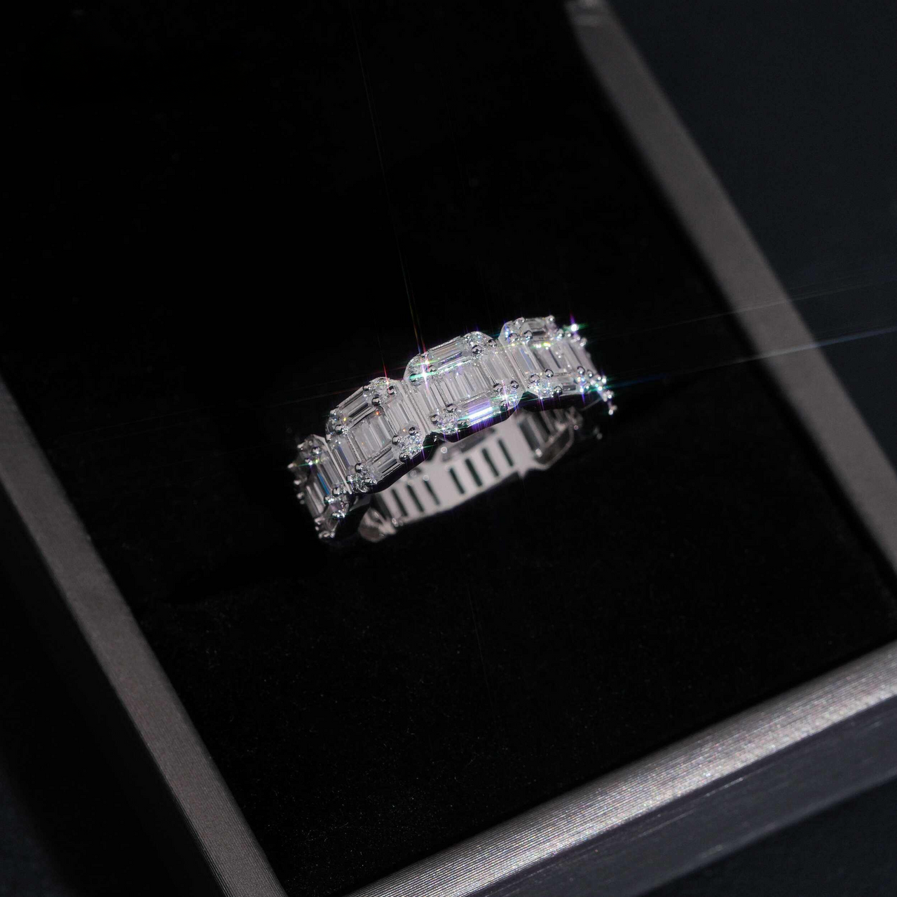 Anillo de diamante de laboratorio tipo eternity con corte esmeralda – Oro de 14k