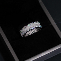 Anillo de diamante de laboratorio tipo eternity con corte esmeralda – Oro de 14k