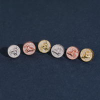 Pendientes de botón con manos orando y pavé de diamantes de laboratorio circulares – Oro de 14k