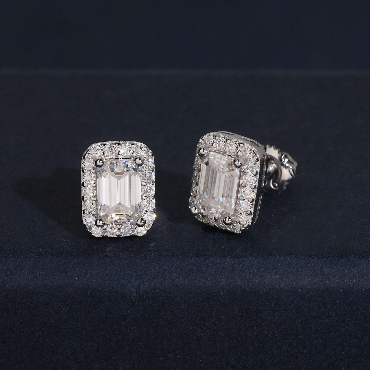 Pendientes de Halo Cuadrados con Corte Esmeralda y Diamantes de Laboratorio – Oro de 14k