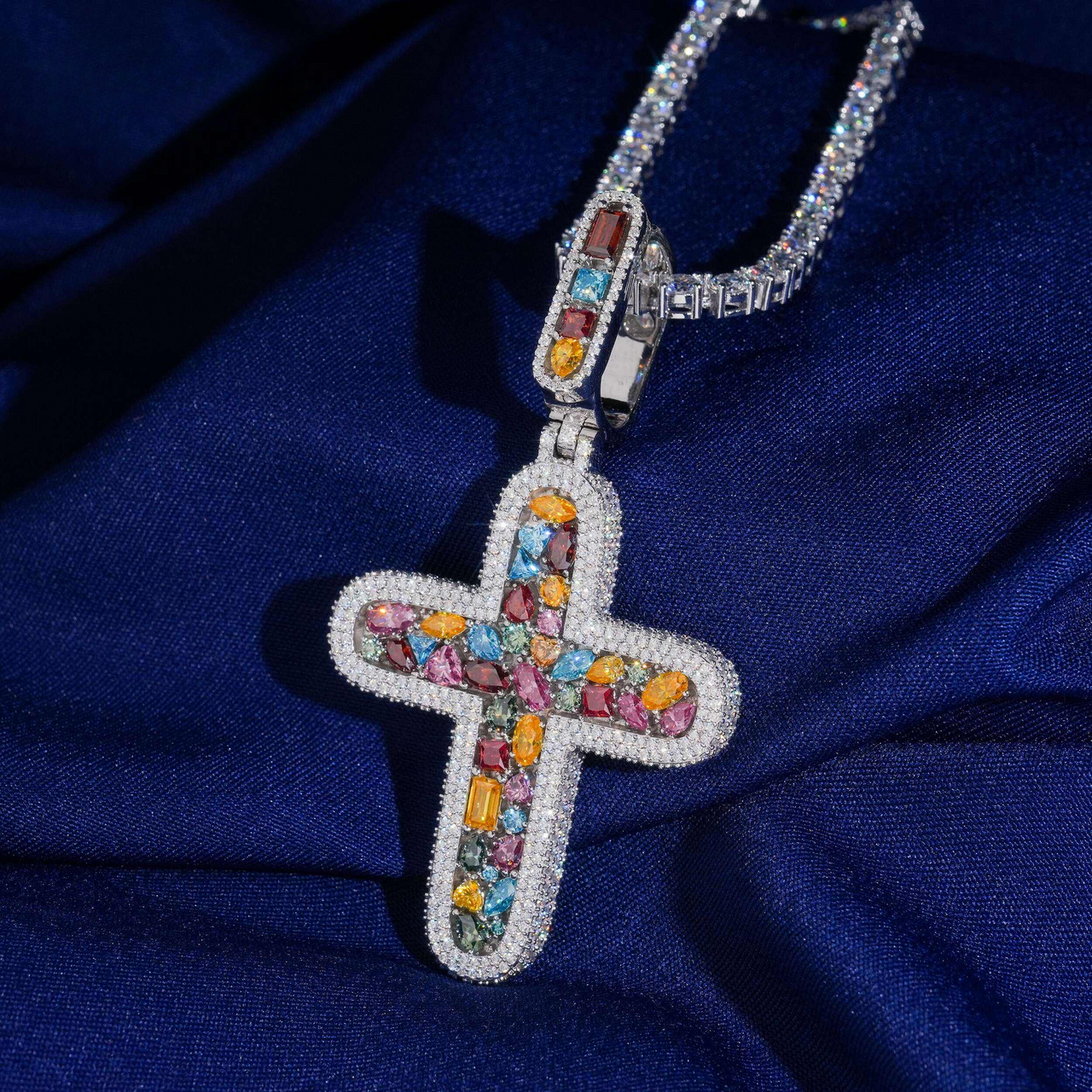 Colgante de cruz multicolor con diamantes cultivados en laboratorio - Oro de 14k