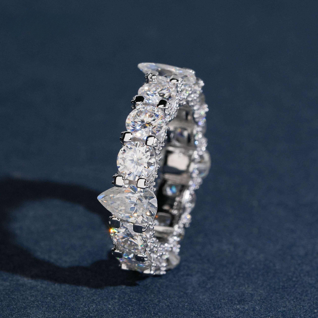 Pulsera de oro de 14k con diamantes de laboratorio talla pera y redonda - añadir a la sección de damas