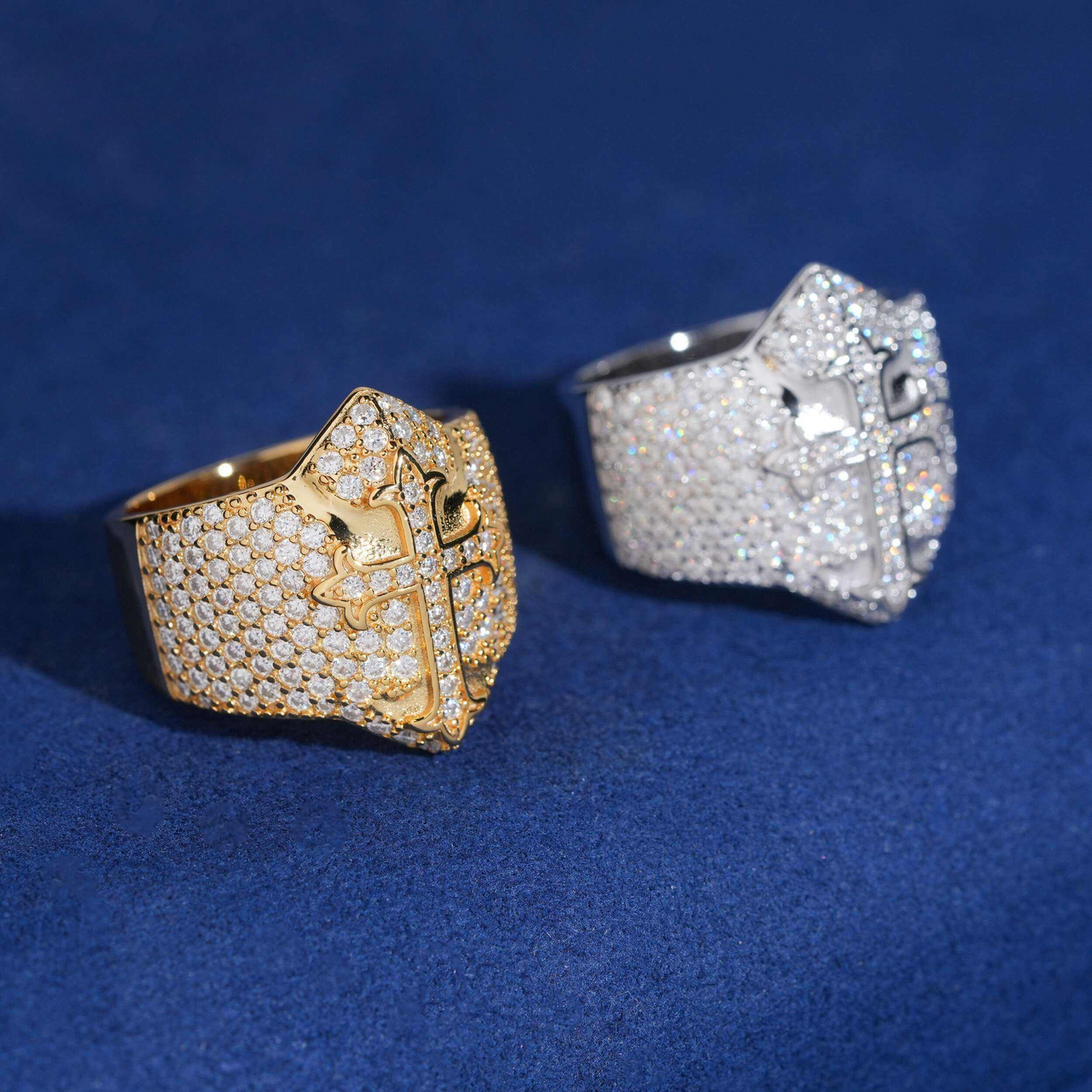 Anillo con pavé de laboratorio y cruz ornamentada en oro de 14k