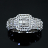 Anillo de oro de 14k con diamantes de laboratorio talla baguette y pavé cuadrados