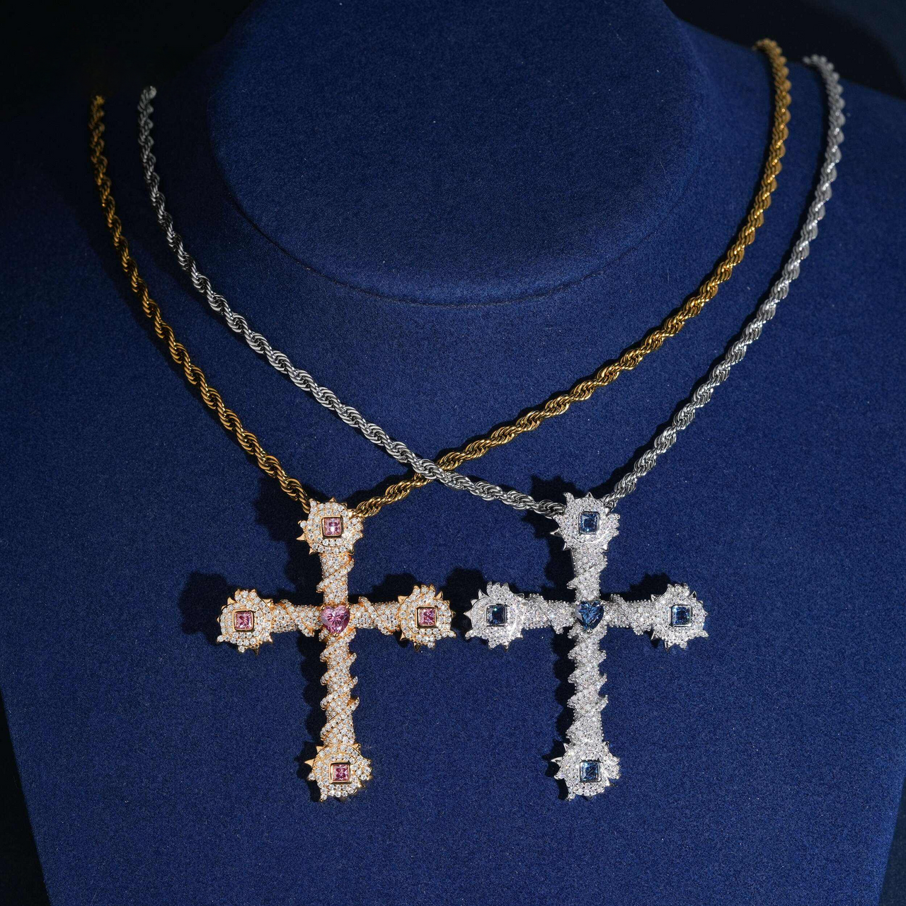 Colgante Cruz con Púas de Diamante de Laboratorio – Oro de 14k