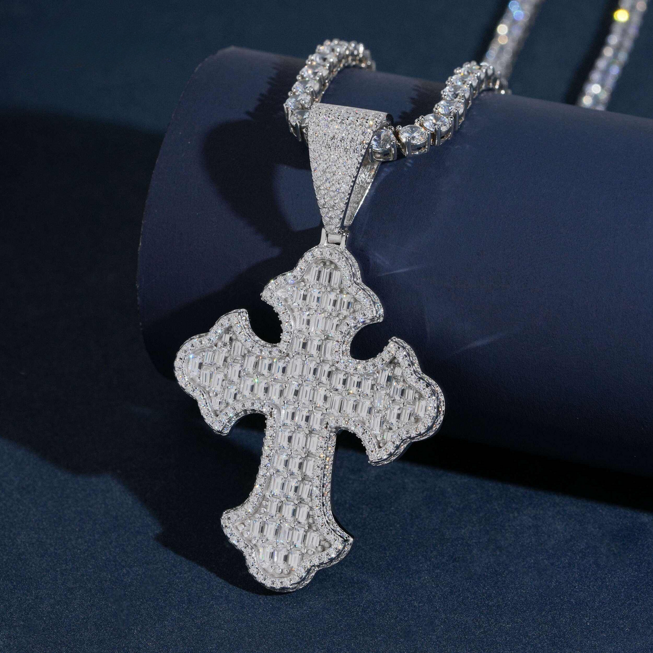 Colgante Cruz de Baguette con Diamantes de Laboratorio – Oro de 14k
