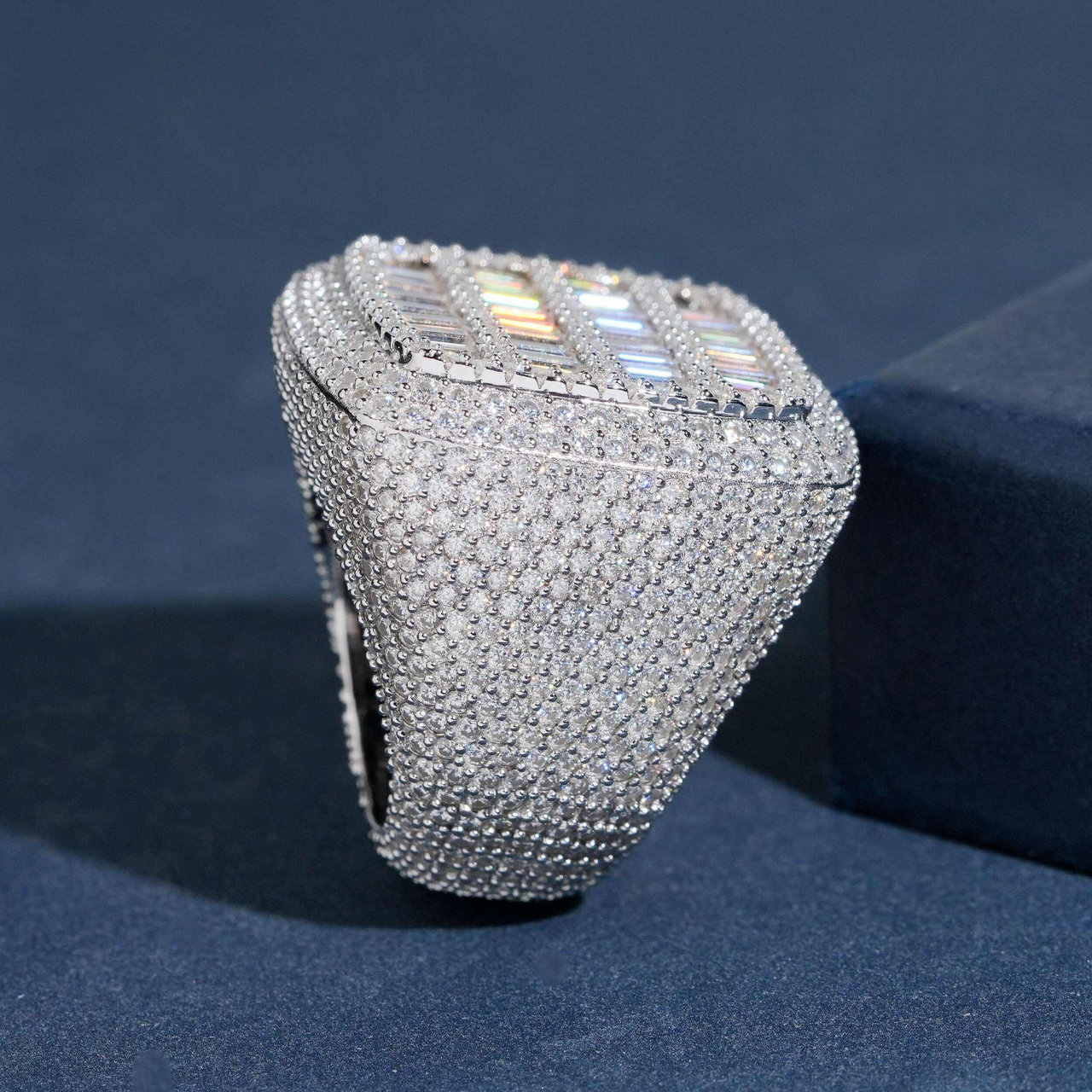 Anillo de diamantes de laboratorio en oro de 14k con grupo de baguettes cuadrados