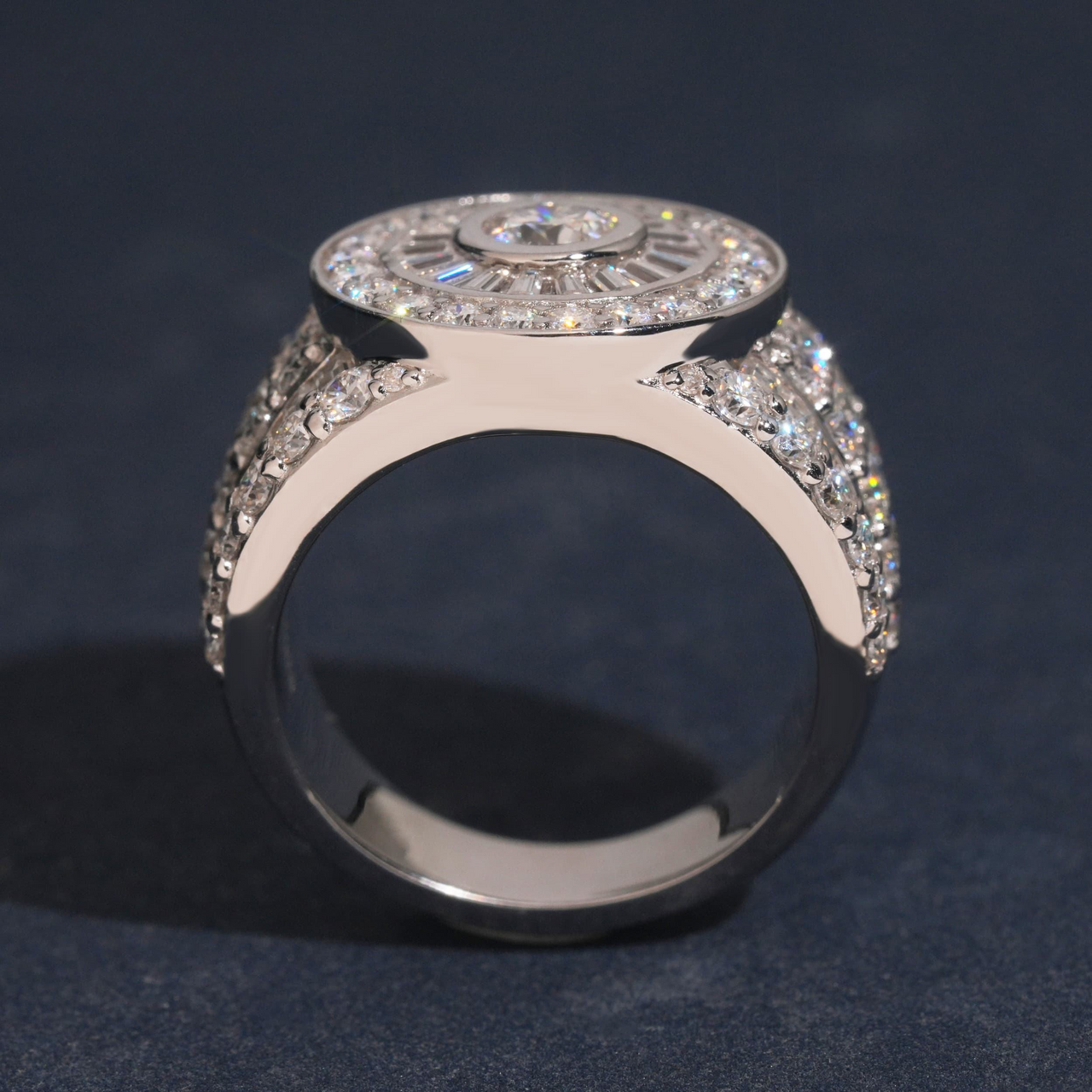 Anillo de diamantes cultivados de oro de 14k con halo de sol de triple fila