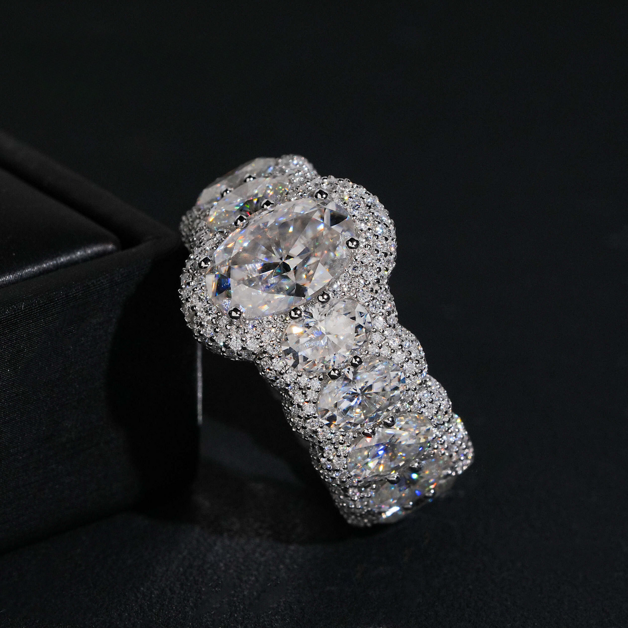 Anillo de diamante de laboratorio con halo festoneado ovalado – Oro de 14k