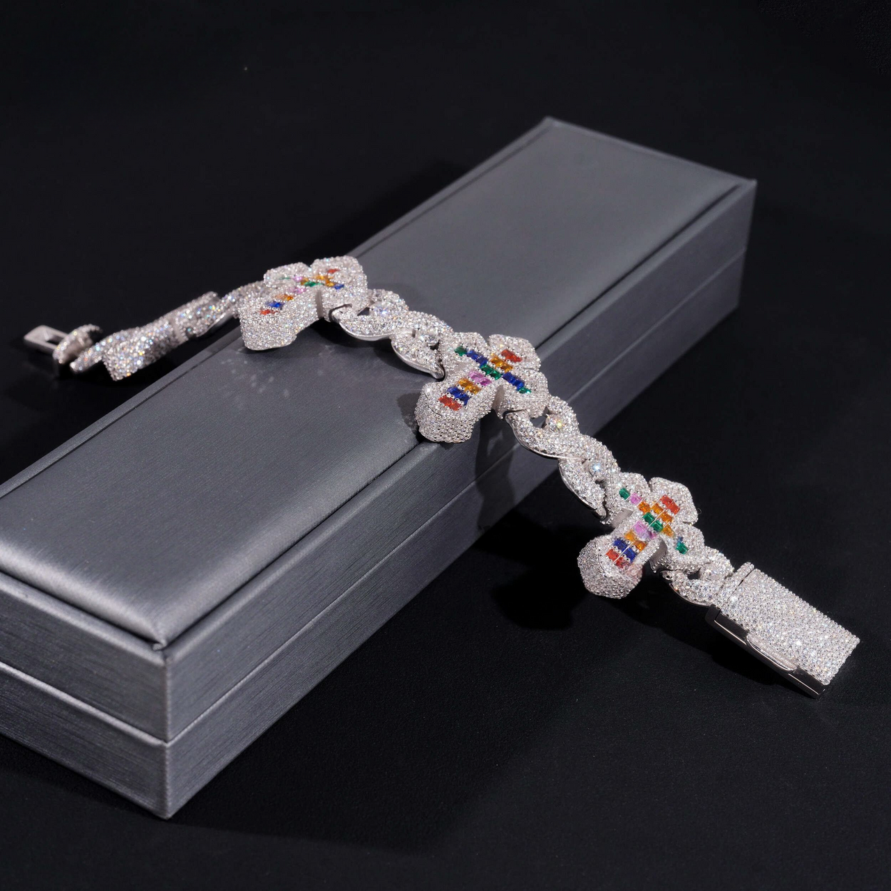 Pulsera de oro de 14k con diamantes de laboratorio de talla baguette multicolor Infinito