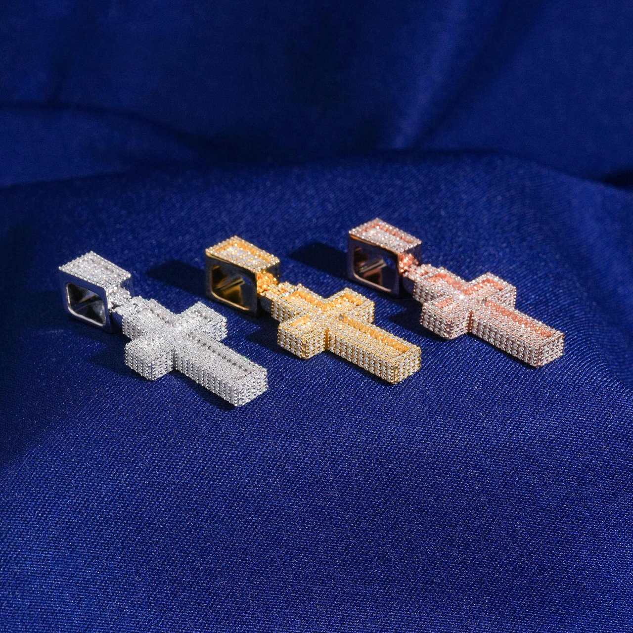 Colgante Cruz con Diamantes de Laboratorio – Oro de 14k